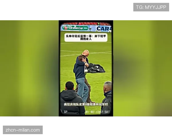 雨战中的温情一幕，博洛尼亚球迷向客队罗马远征军分发雨披